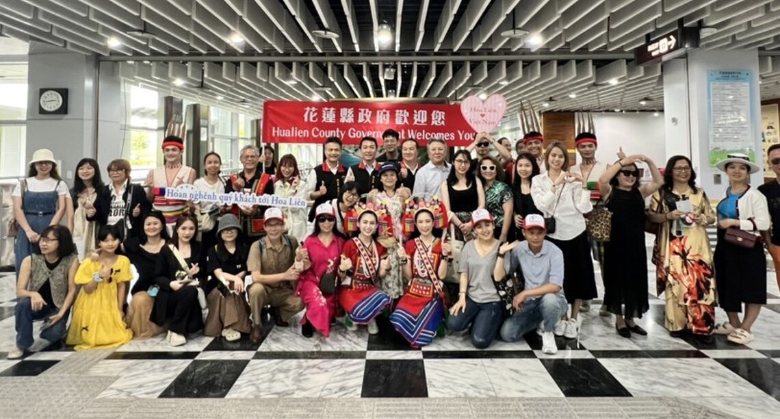 迎接疫後首架國際包機 越南峴港包機74名旅客入境花蓮