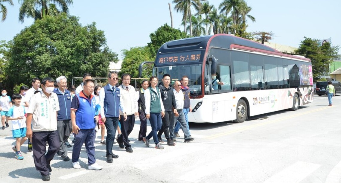 台南設全國首座公車路口停讓行人訓練場啟用