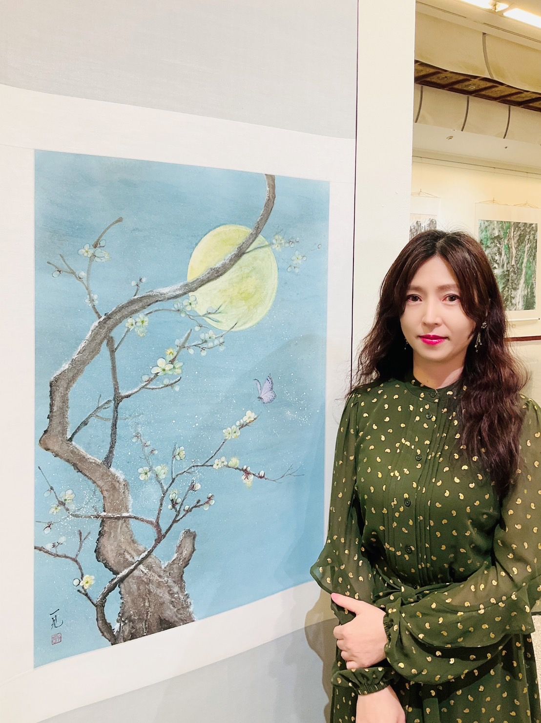 ▲陳玟蓉老師與國畫作品「情有獨鍾」。(圖/台灣文化創意交流協會提供)