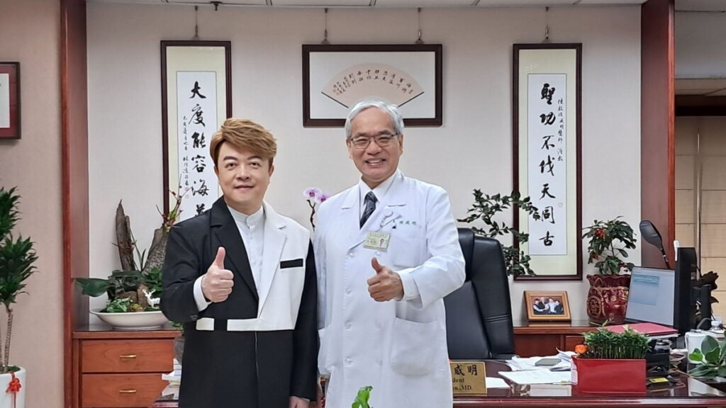 翁立友圖左受邀北榮院長陳威明為醫護人員開唱