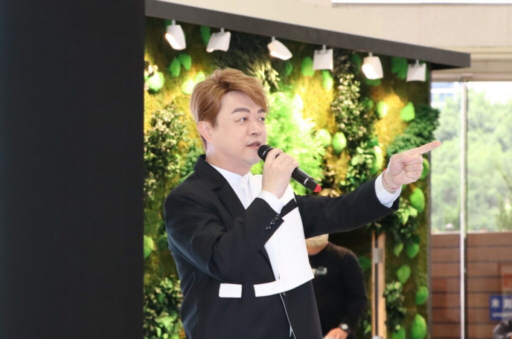 翁立友榮總獻唱