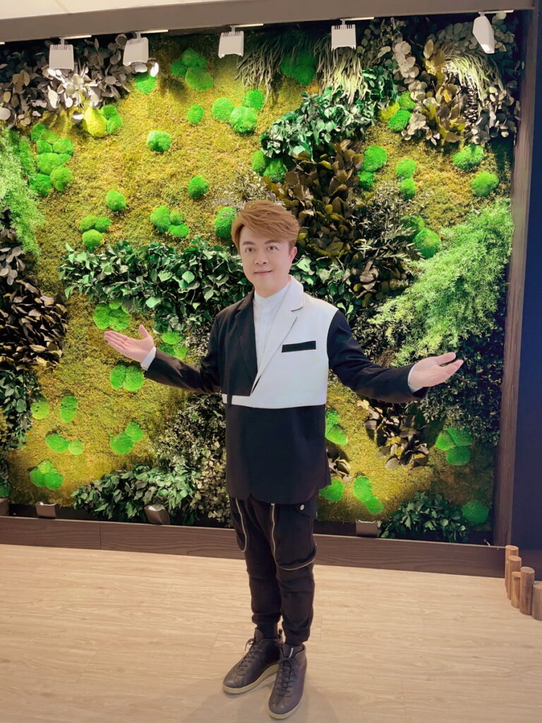 翁立友榮總獻唱