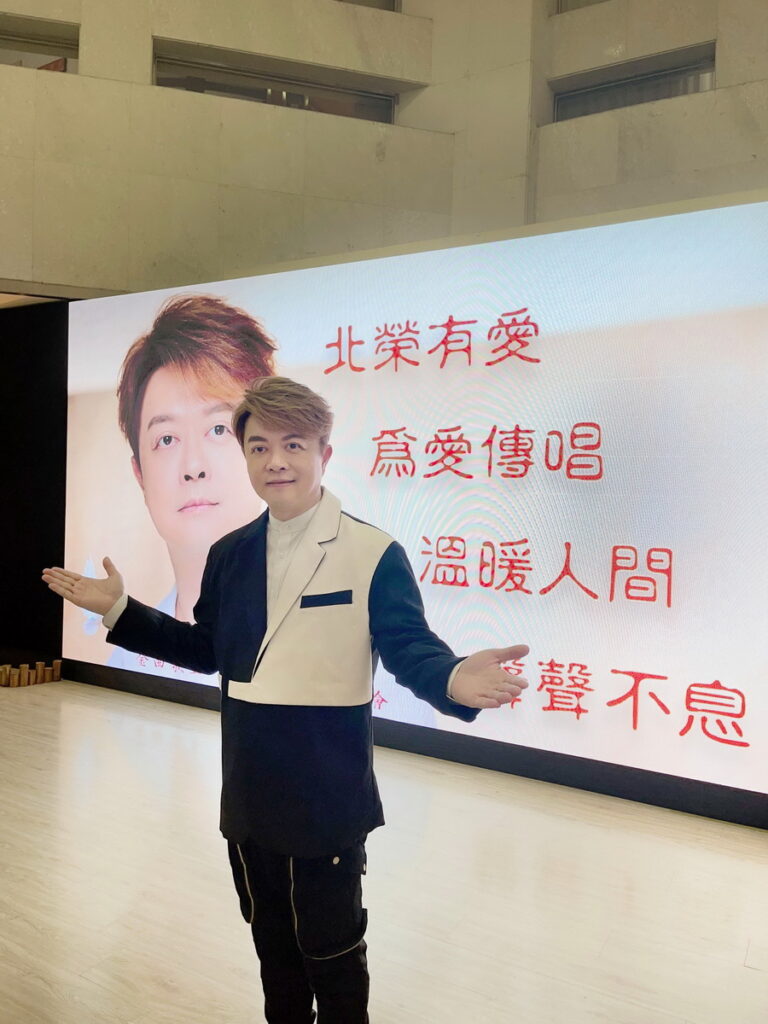 翁立友榮總獻唱