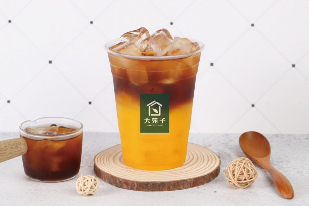 大苑子愛文鮮果咖啡，選用屏東枋山枋寮鮮採愛文芒果，搭配阿拉比卡冷萃咖啡