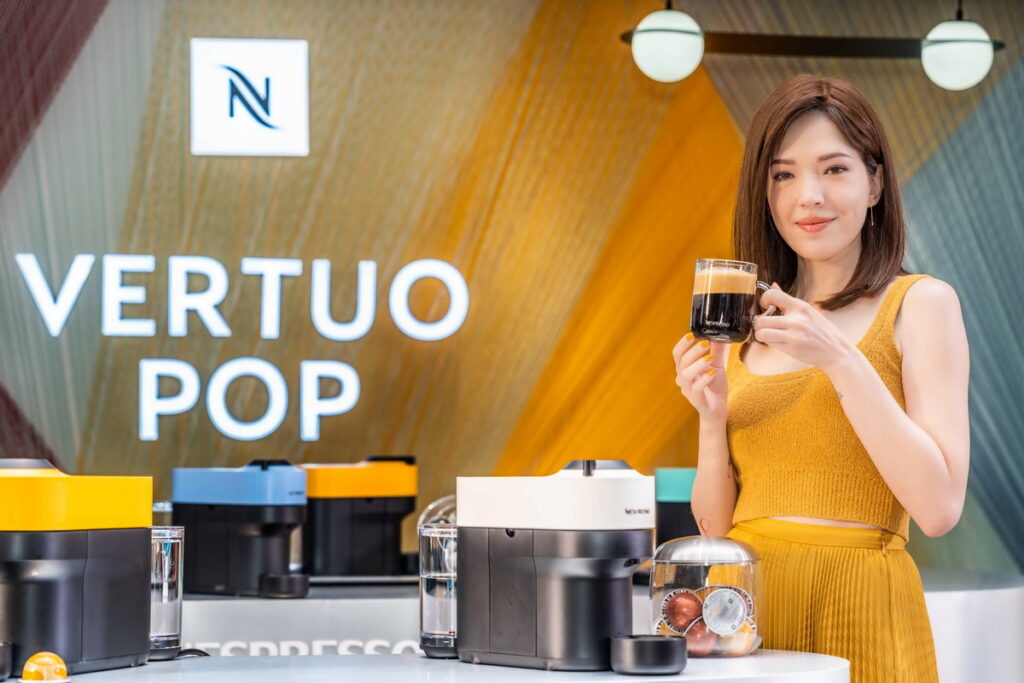 愛喝咖啡的許瑋甯表示自己最喜歡VERTUO POP咖啡機的智慧科技，只要放入搭載獨家條碼辨識技術的咖啡膠囊，透過每分鐘高達4,000轉的高速離心力萃取技術，就能品味到臻選厚萃咖啡的極致口感！
