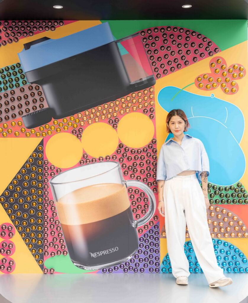 Nespresso攜手新銳藝術家周依，打造千倍放大版的咖啡機造型快閃店與網美拍照牆，時尚繽紛視覺搶佔你的社群版面！