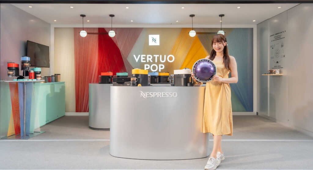 VERTUO POP玩色咖啡快閃店4/28 – 5/2快閃SOGO忠孝館，5/5 – 5/14快閃信義新光三越A11北大門，限時15天帶給消費者最有趣的咖啡品飲體驗。