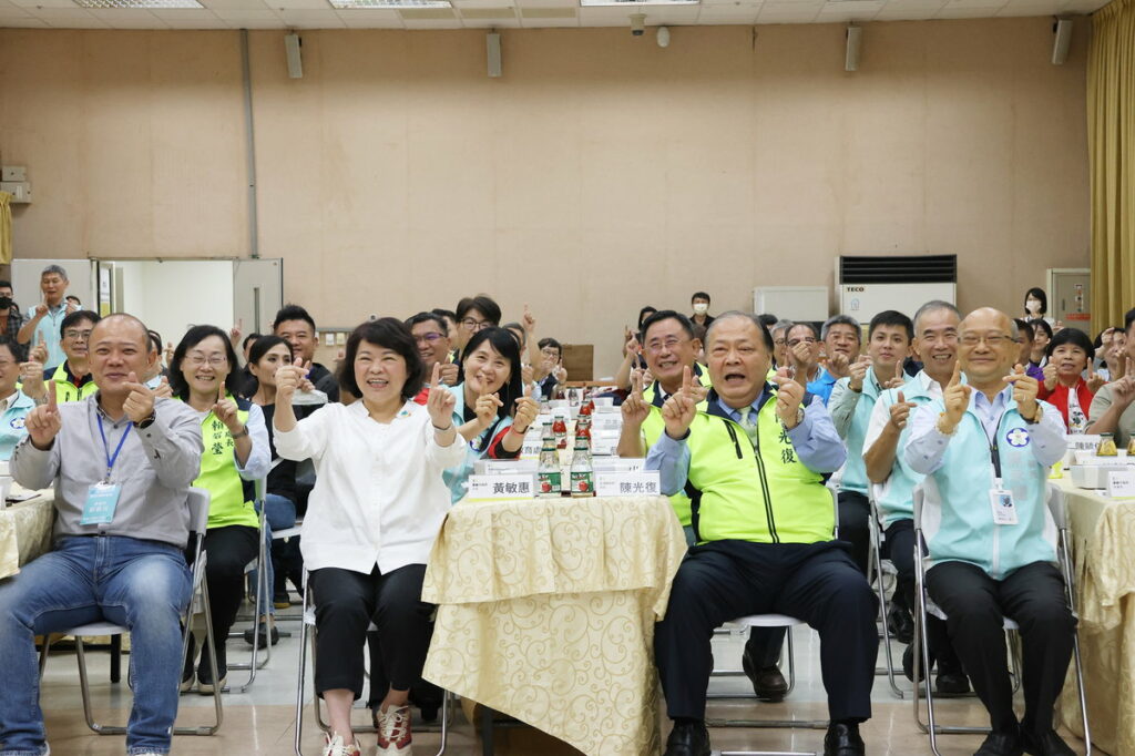 藍副議長、黃市長、陳縣長及陳秘書長合影