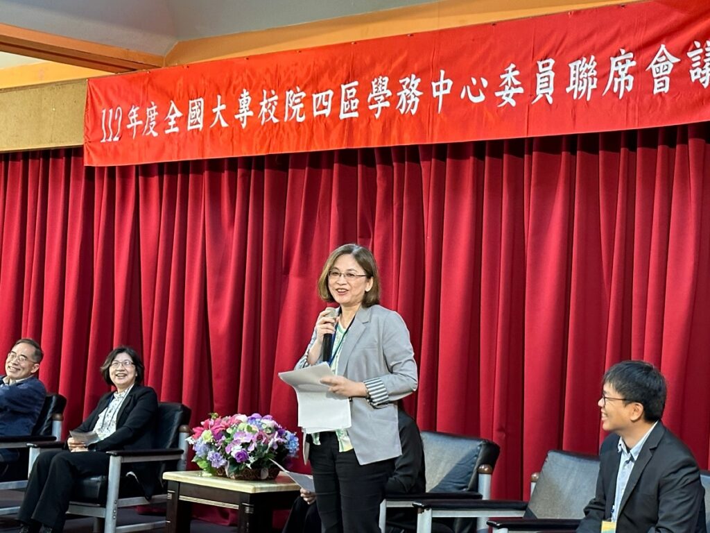 中區學務中心召集人楊靜瑩(右二)、朝陽科大學務長廖俊鑑(右)與各校分享學務工作推動經驗。(圖/朝陽科大提供)