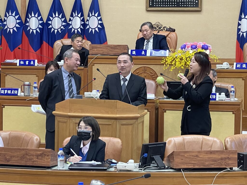 當場更獻上一顆芭樂,詢問侯市長代表什麼意思?(圖片提供:劉美芳)