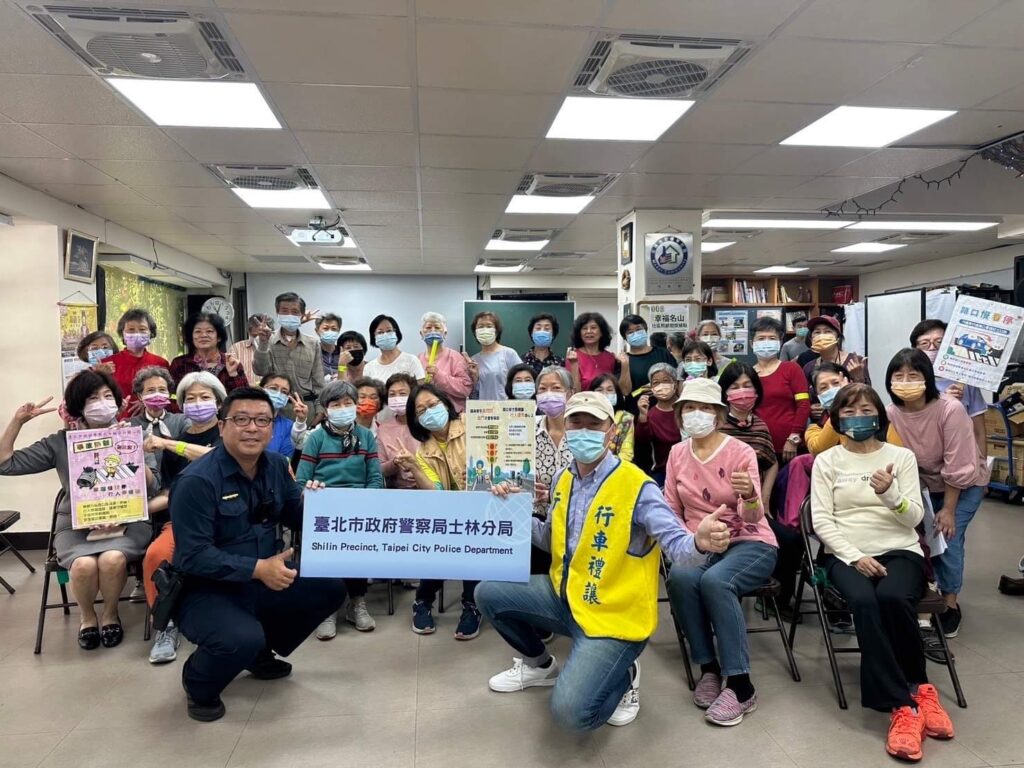 士林分局至轄內樂齡中心年者者聚會場所進行「銀髮族行人交安宣導」活動