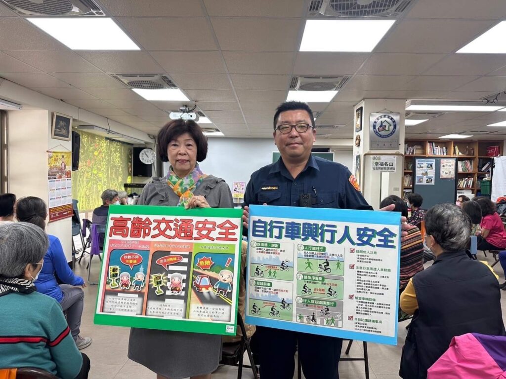 士林分局至轄內樂齡中心年者者聚會場所進行「銀髮族行人交安宣導」活動