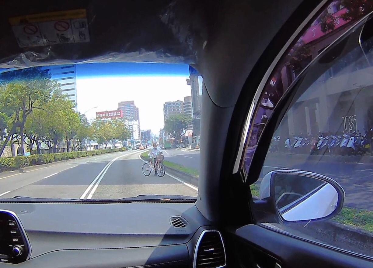 ▲ 員警巡邏發現一名老翁牽著單車行走於臺灣大道公車專用道上 (圖/台中市警察局 提供)