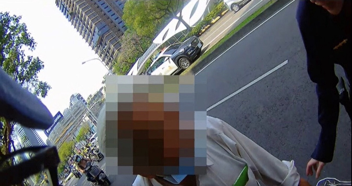 ▲員警開啟巡邏車鳴笛示警,再協助行動不便的許翁步行至路旁 (圖/台中市警察局 提供)