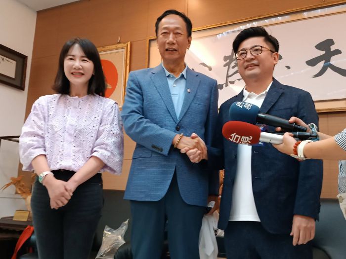 郭台銘訪彰化縣議會:談國事 總統人選謝衣鳳、謝典林各有所屬
