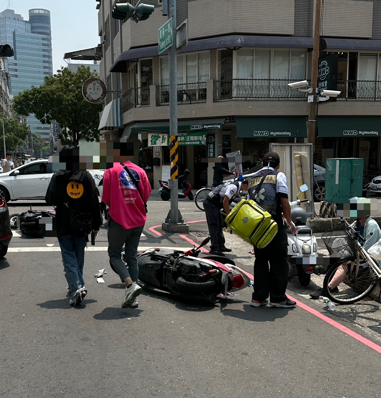 新興區路口 自小客車與多部機車擦撞