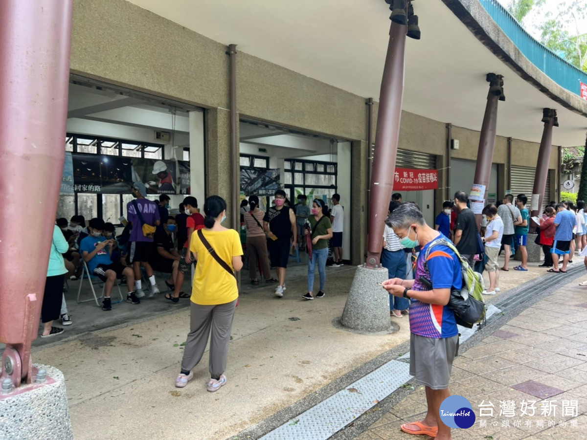 施勝桓醫師回憶,疫情嚴峻時期,每天上午兩小時服務期間可以湧入超過1500人搶打疫苗。施勝桓醫師提供