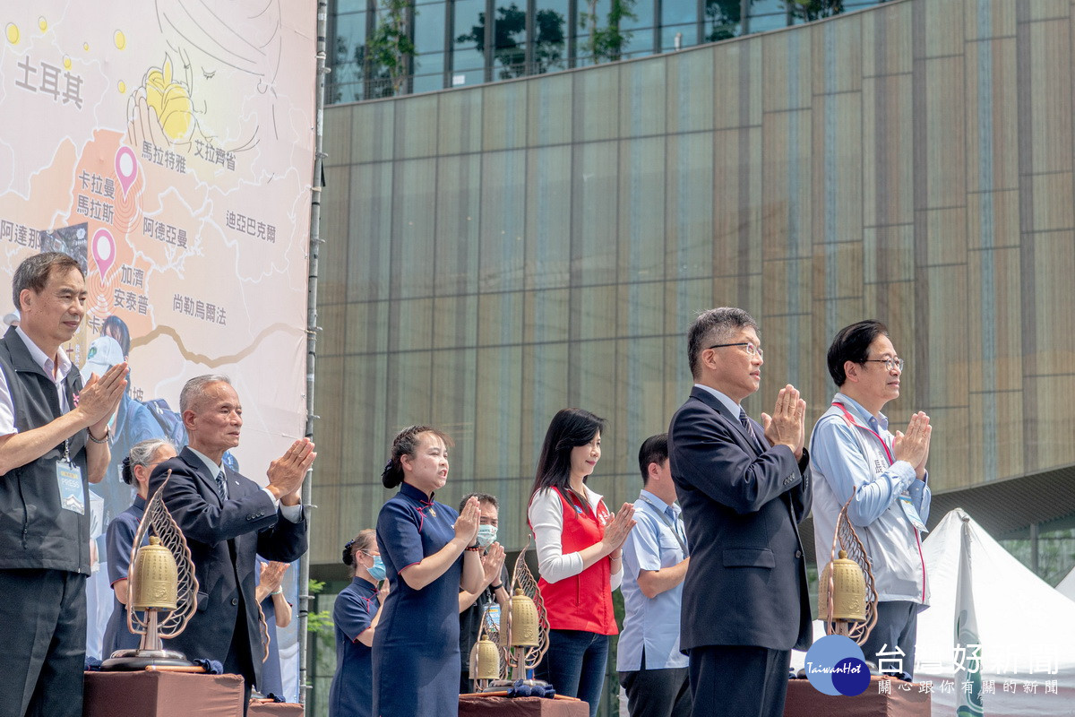 桃園市長張善政出席「慈濟馳援土敘義賣園遊會」,與來賓們共同為土耳其、敘利亞災民祈福。