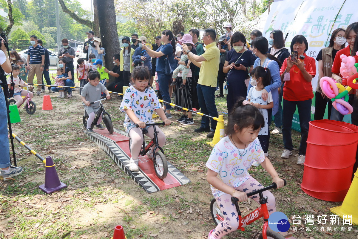 小朋友對滑步車愛不釋手。(記者扶小萍攝)