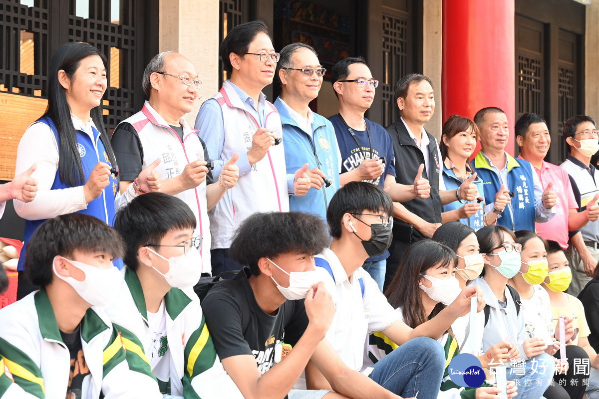 桃園市長張善政出席「2023桃園市孔廟祈福許願活動」,與學子們合影。