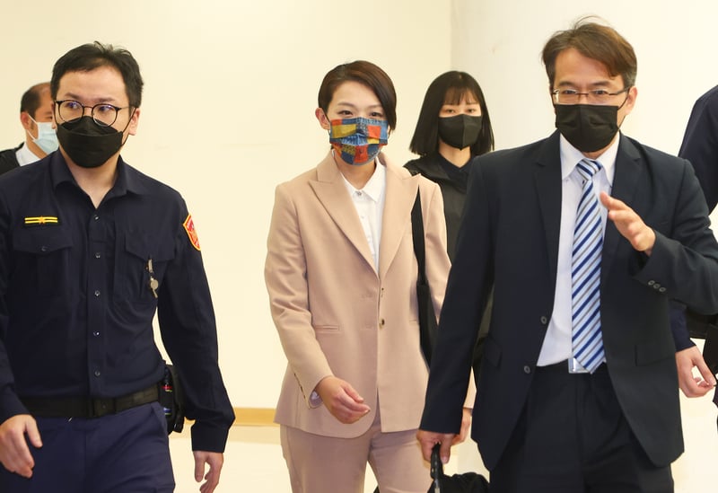 新竹市長高虹安(中)28日赴北檢說明涉詐領助理費 及資策會提告涉背信案,歷經5個半小時訊問後,檢方晚間8時許將高虹安無保請回。 中央社