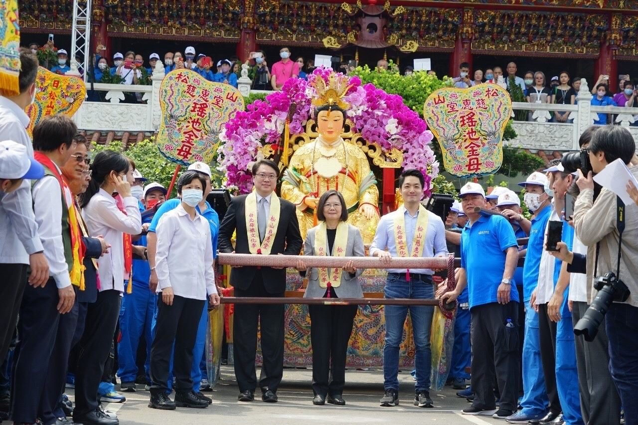 2023台北母娘文化季保民遶境嘉年華起駕儀式,總統蔡英文和台北市長蔣萬安、內政部長林右昌一同扶轎起駕。台北市政府提供