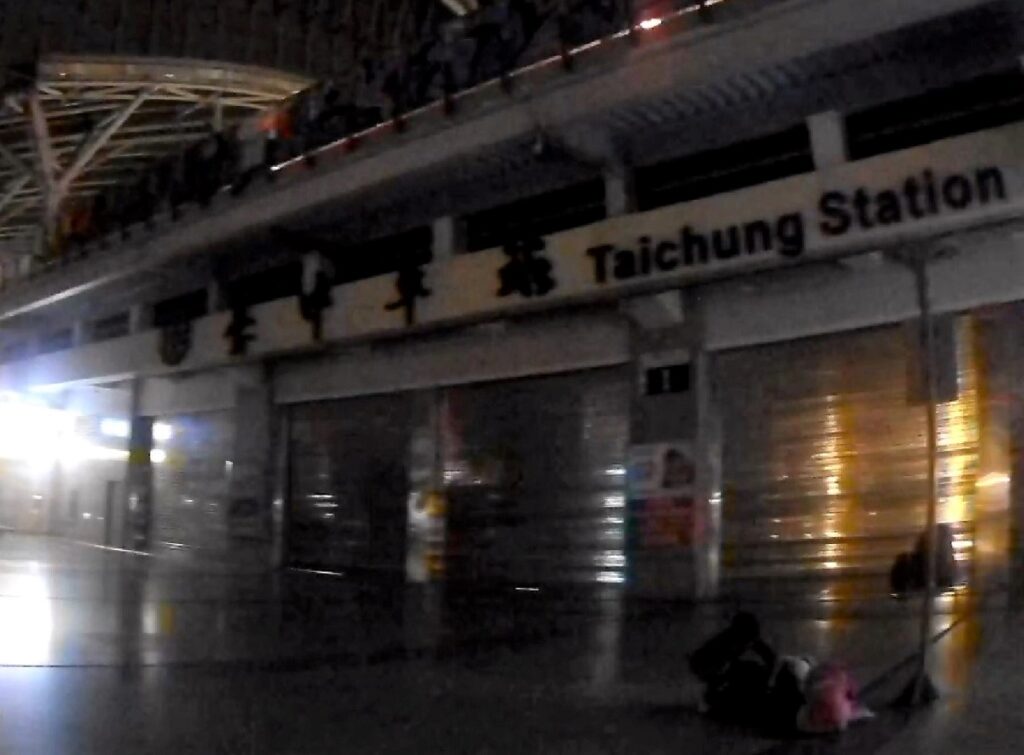 ▲ 員警凌晨巡邏時，發現2名女子坐臥火車站前地板上            (圖/台中市警察局 提供)