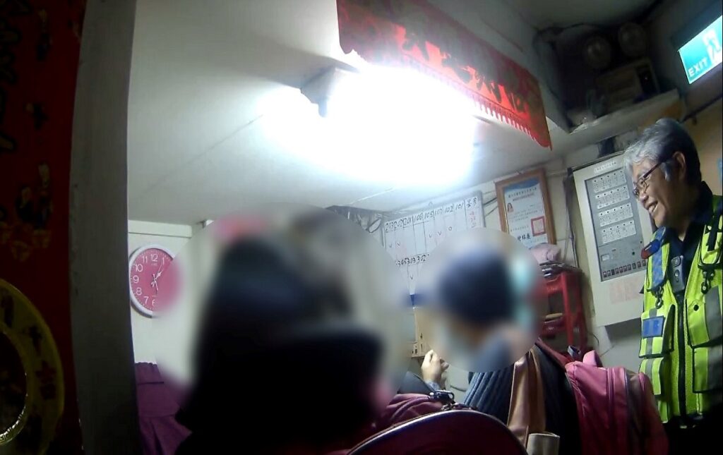 ▲員警協助找到符合預算的旅店，母女終得一夜好眠 (圖/台中市警察局 提供)