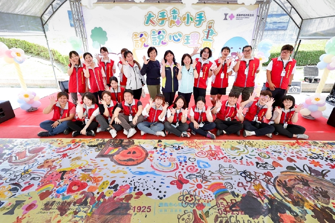 嘉義市衛生局舉辦「大手嘉小手」帆布繪畫活動 描繪親子七彩未來