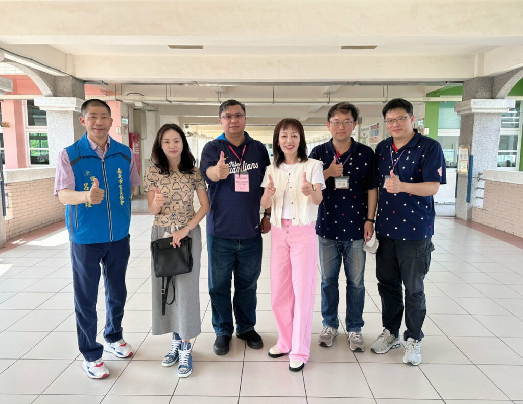 家長與教育處長為考生加油