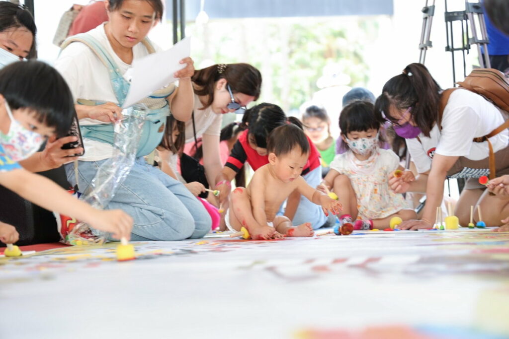 小小孩也一同作畫