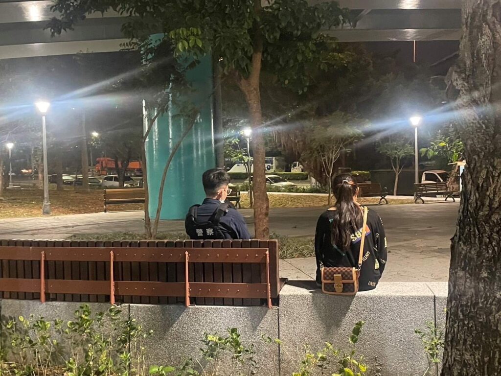 現場員警不敢掉以輕心,經不斷溝通、安撫才說服洪女