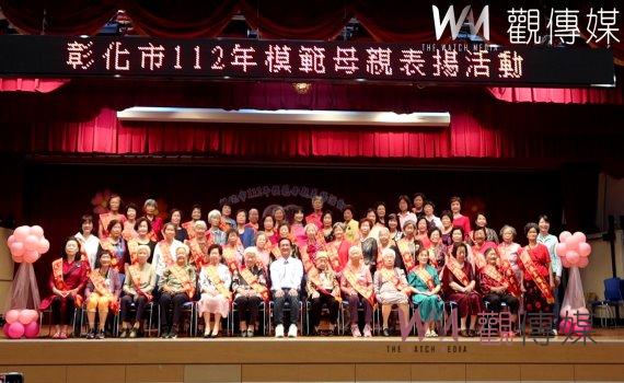 影/慈心春暉!市長林世賢頒贈匾額表揚家庭的「桶箍」