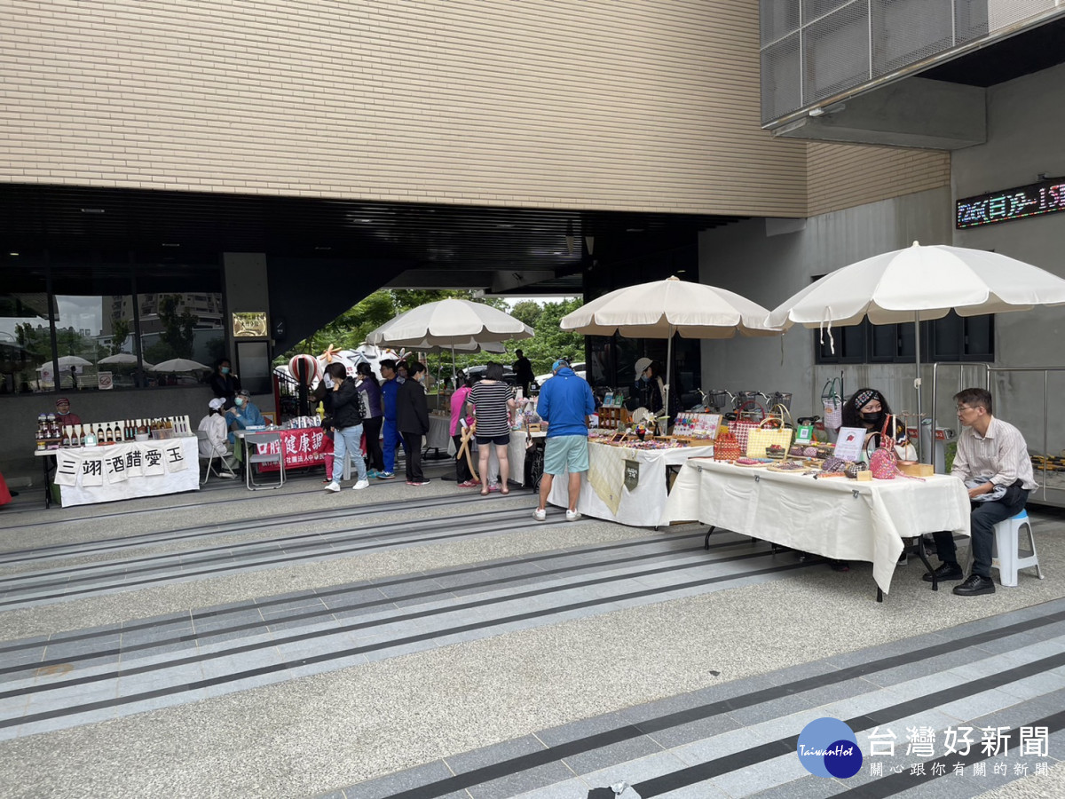 母親節前夕愛心團體聯手，舉辦「幸福相伴 母親節創意市集」活動。