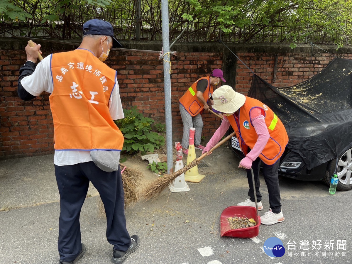 嘉市育英里長率志工清掃社區／環保局提供