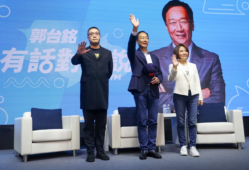 郭台銘近期展開全台巡迴座談活動,29日下午舉行台北場次,並邀請朱學恒(左)、于美人(右)出席。中央社