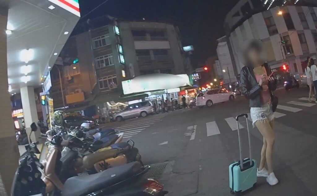 ▲ 熱褲姐找不到向友人借來的機車,急向巡邏員警求助 (圖/台中市警察局 提供)