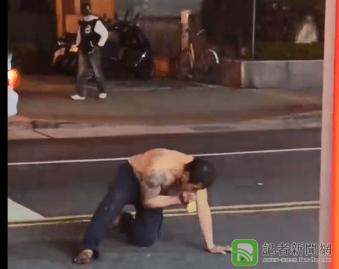 傻眼!刺青男趴大馬路中吸強力膠 路人驚嚇躲避