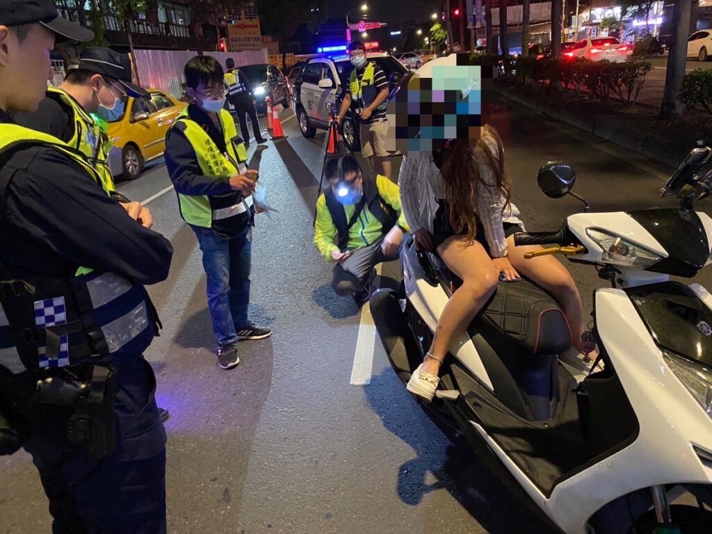 樹林警方為維護民眾夜間安眠,杜絕改裝汽機車噪音擾人清夢,昨(29)日結合板橋分局及聯合新北市政府環保局於夜間時段在轄內中華路執行跨分局閉鎖式路檢