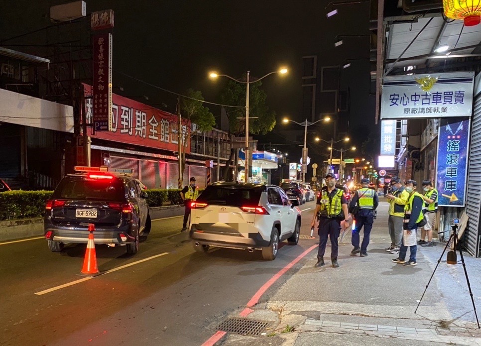 樹林警方為維護民眾夜間安眠,杜絕改裝汽機車噪音擾人清夢,昨(29)日結合板橋分局及聯合新北市政府環保局於夜間時段在轄內中華路執行跨分局閉鎖式路檢