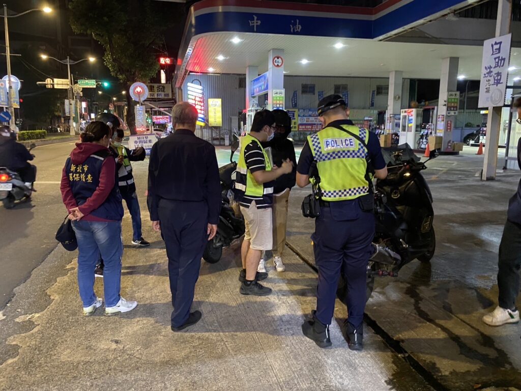 樹林警方為維護民眾夜間安眠,杜絕改裝汽機車噪音擾人清夢,昨(29)日結合板橋分局及聯合新北市政府環保局於夜間時段在轄內中華路執行跨分局閉鎖式路檢