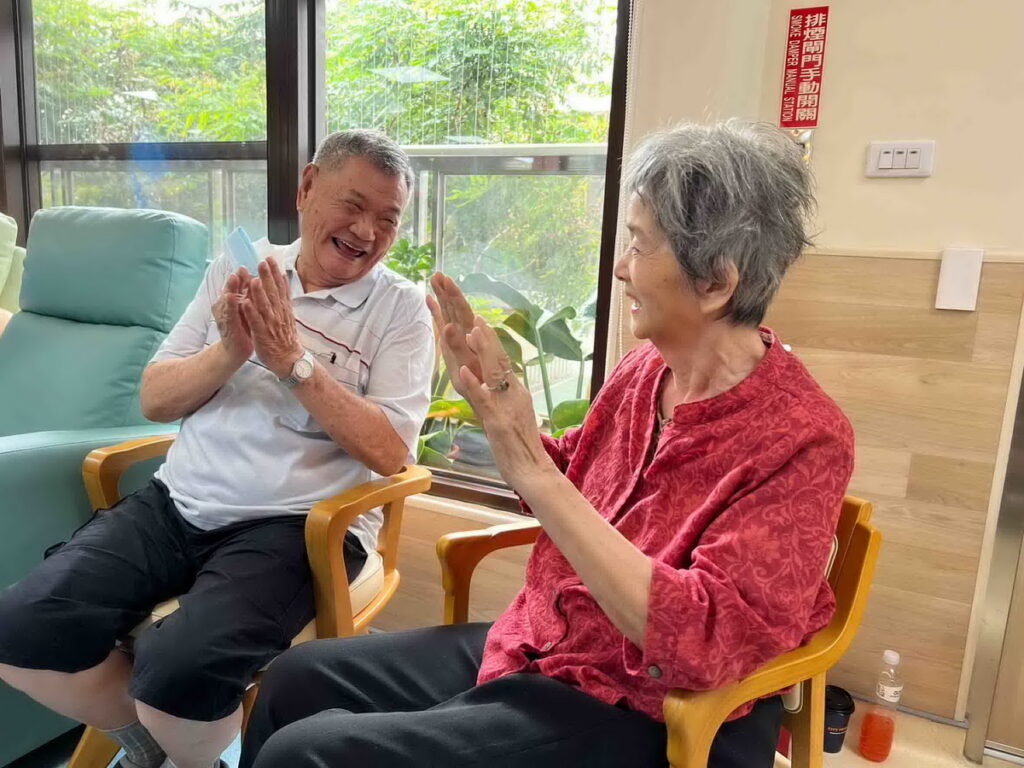 芙美阿姨與先生兩人互相對看