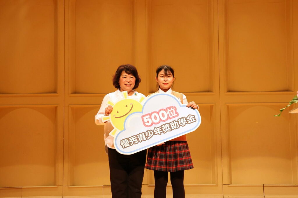 市長為學生代表頒獎