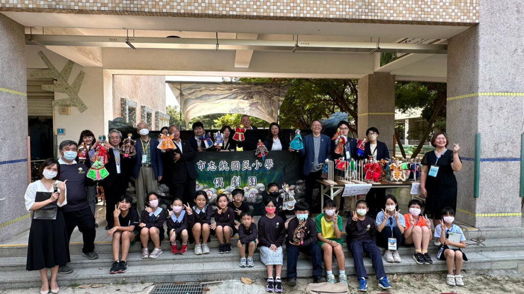 志航國小向日本參訪團展示偶劇團