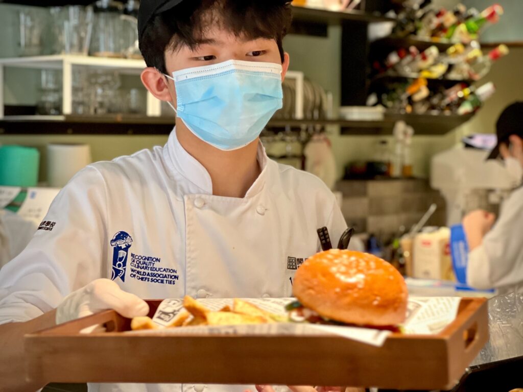 一日餐廳活動當日的內場實作與外場服務皆由學生分工完成。