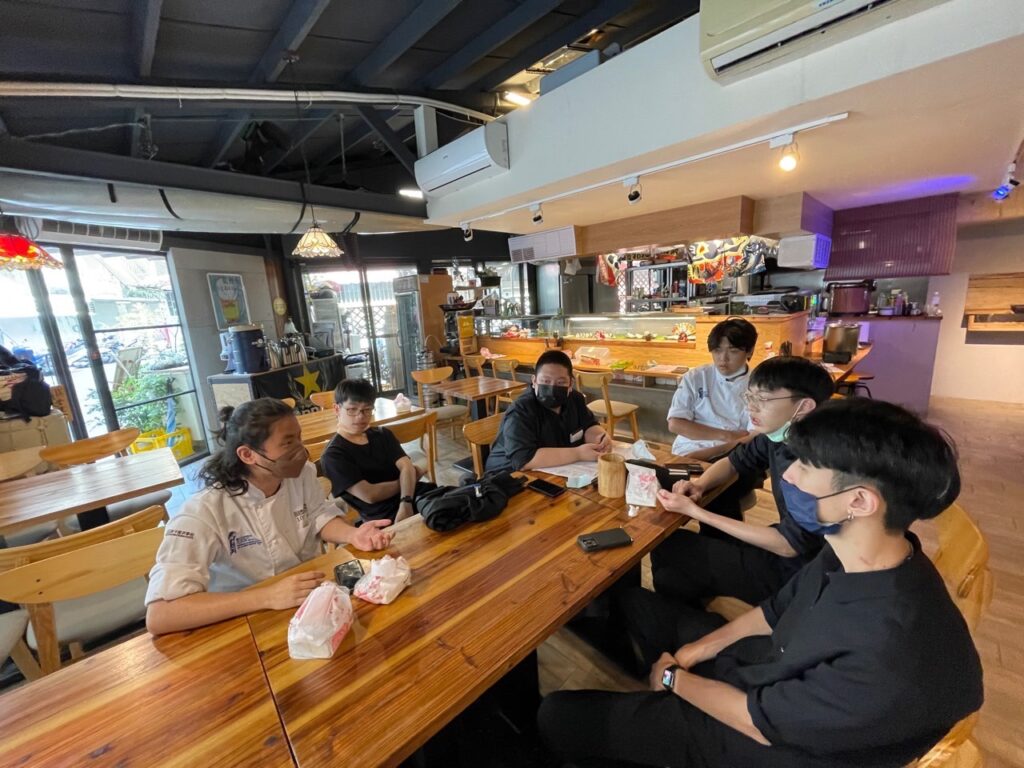 餐期間學生皆會進行經驗整理,討論過程有甚麼需要調整與精進之處。