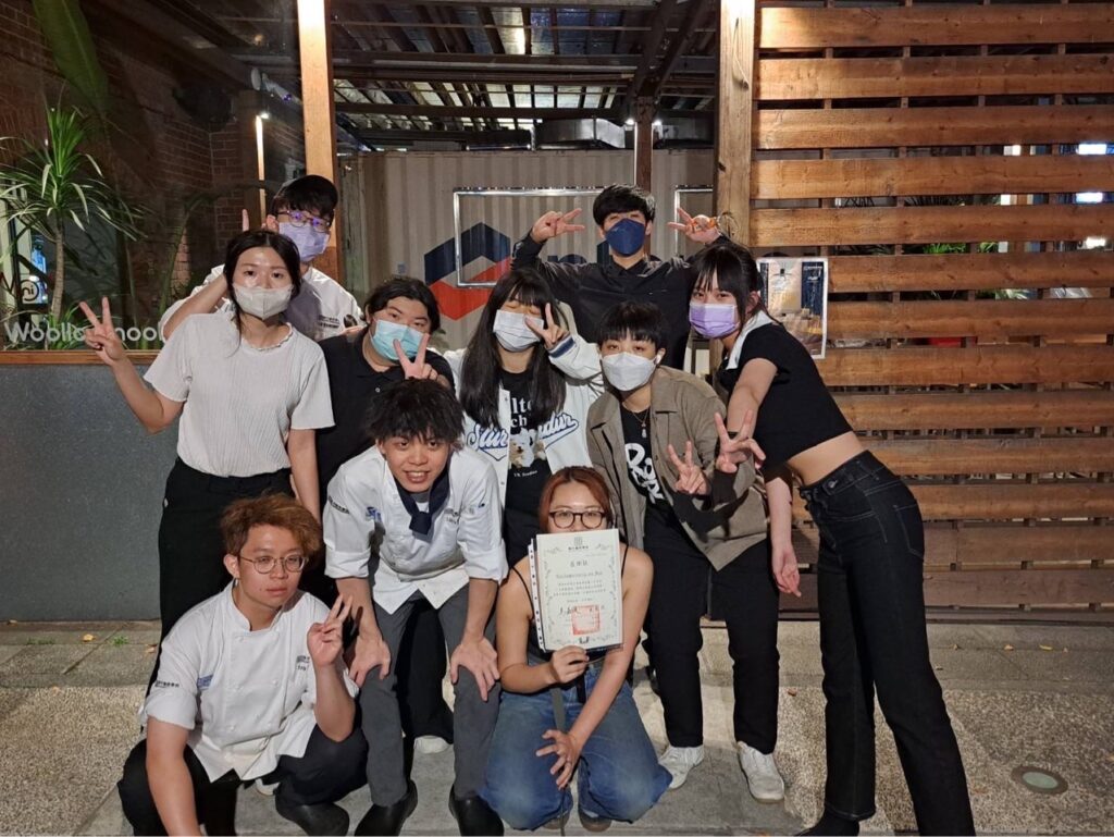 一日餐廳專案後團隊合影並給予支持店家感謝狀。