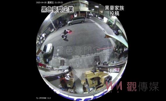 影／飛來橫禍！夜間無人機迎面飛來騎士摔車也撞擊民宅「墜機」
