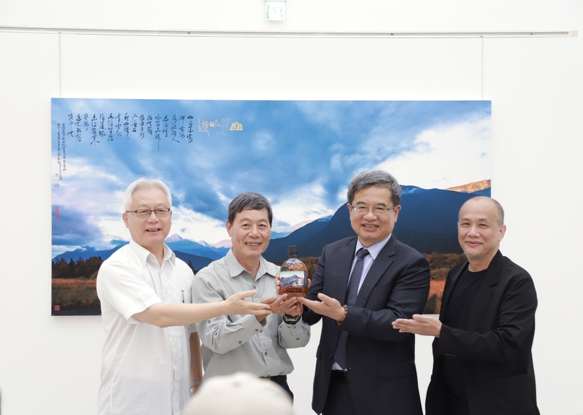 漾新聞|高科大山水吟遊攝影展 罕見攝影結合書藝跨域呈現國家公園景致