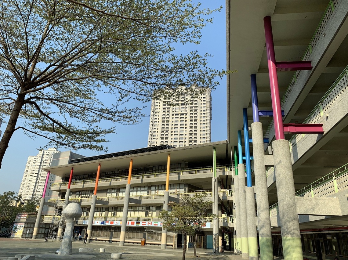 漾新聞|龍華國小形象柱換新裝「色彩說CITY、在地話SDGs」用色彩說高雄在地的美